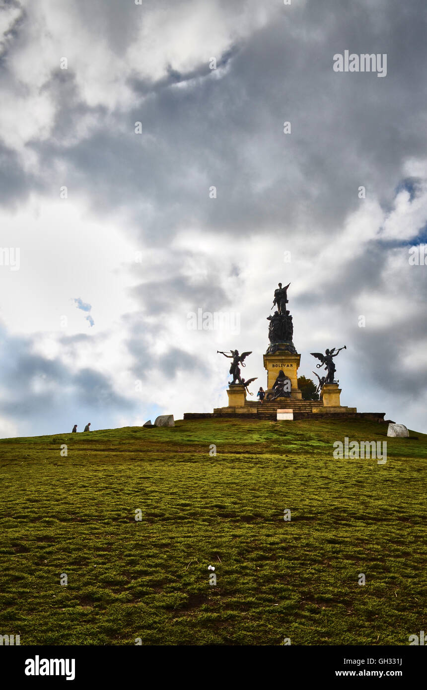 Le monument à Simon Bolivar se soulever contre un jour nuageux avec quelques personnes vister dans Boyaca, Colombie. Banque D'Images