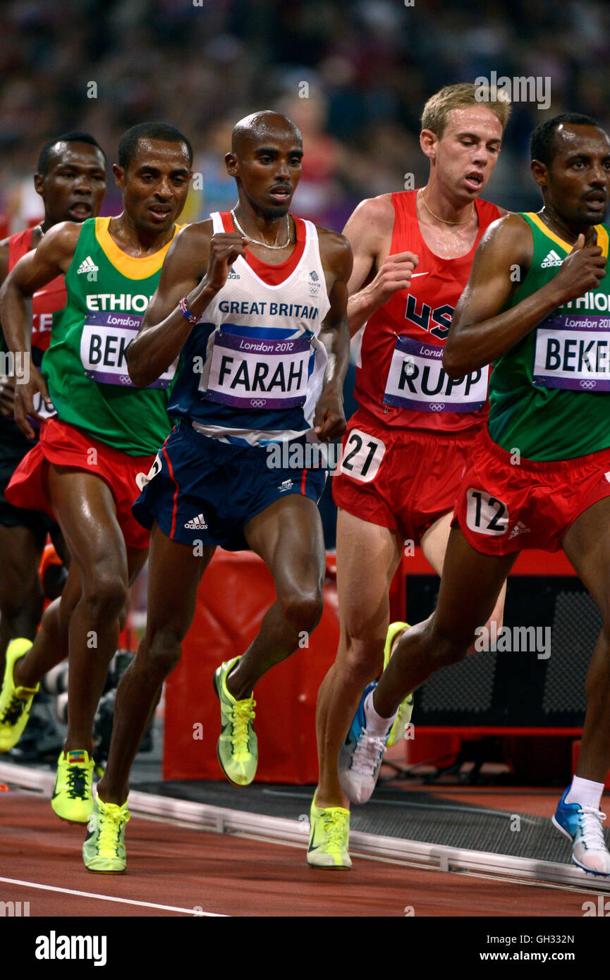 Londres 2012 - Jeux olympiques : Athlétisme - finale de 10 000 mètres. Mohamed Farah de Grande-bretagne remportant la médaille d'or. Banque D'Images