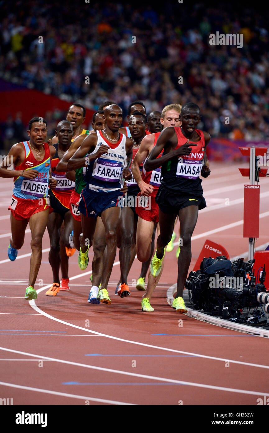 Londres 2012 - Jeux olympiques : Athlétisme - finale de 10 000 mètres. Mohamed Farah de Grande-bretagne remportant la médaille d'or. Banque D'Images