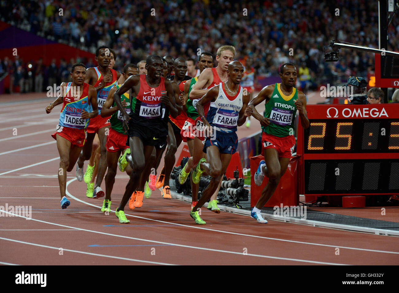 Londres 2012 - Jeux olympiques : Athlétisme - finale de 10 000 mètres.  Mohamed Farah de Grande-bretagne remportant la médaille d'or Photo Stock -  Alamy