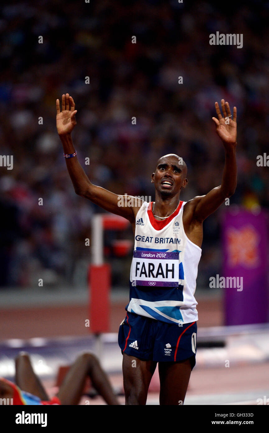 Londres 2012 - Jeux olympiques : Athlétisme - finale de 10 000 mètres. Mohamed Farah de Grande-bretagne remportant la médaille d'or. Banque D'Images