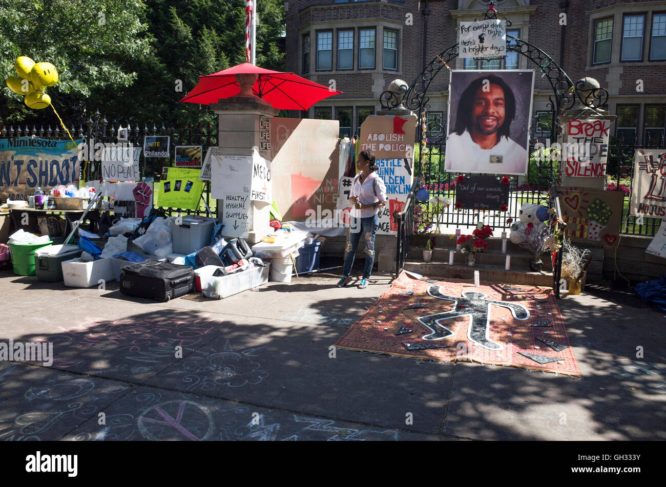 Femme noir englouti par Phil Château la police tirer des affiches de protestation à l'extérieur de gouverneur mansion. St Paul Minnesota MN USA Banque D'Images