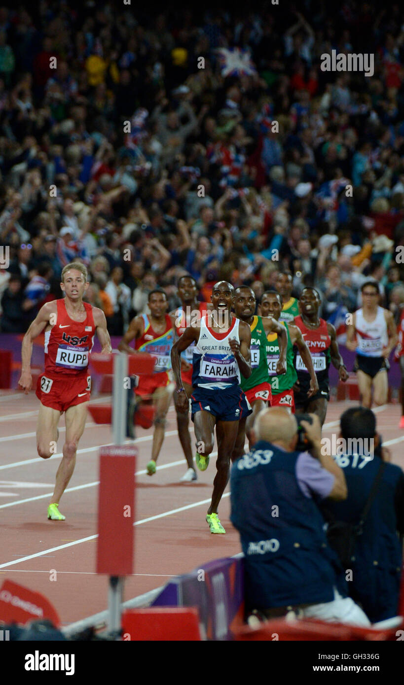 Londres 2012 - Jeux Olympiques : Mohamed Farah de Grande-bretagne sur réalisant qu'il prendrait la médaille d'or chez les hommes 10 000 mètres fi Banque D'Images