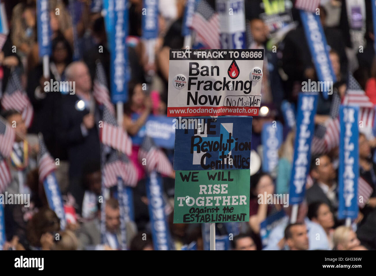 Bernie Sanders partisans protester en agitant des signes lors de discours sur le dernier jour de la Convention Nationale Démocratique à la Wells Fargo Center le 28 juillet 2016 à Philadelphie, Pennsylvanie. Banque D'Images Bernie Sanders partisans protester en agitant des signes lors de discours sur le dernier jour de la Convention Nationale Démocratique à la Wells Fargo Center le 28 juillet 2016 à Philadelphie, Pennsylvanie. Banque D'Images