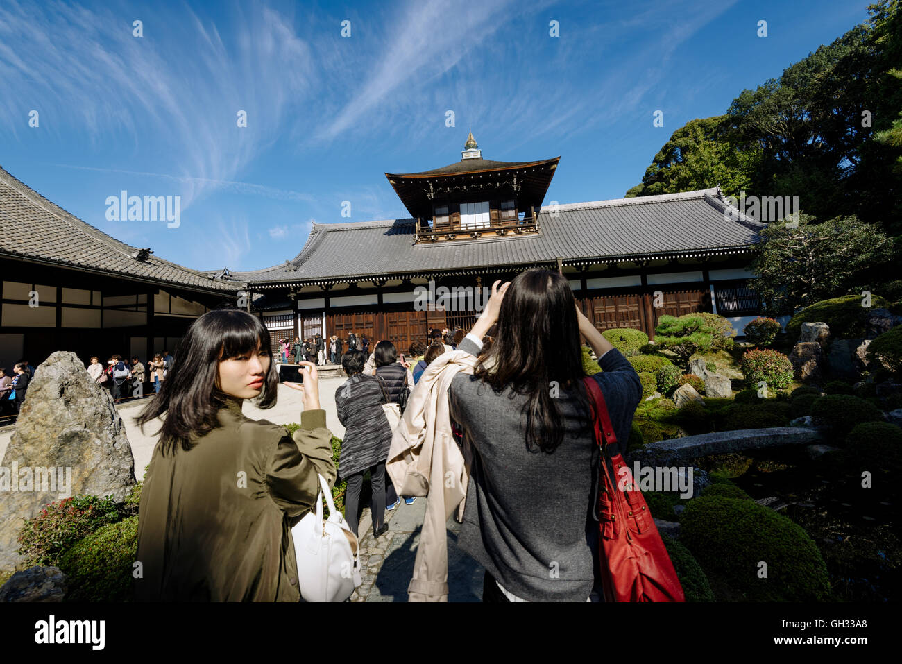 Kyoto, Japon - 16 novembre 2016 : les visiteurs de prendre des photos à la Temple Tofuku-ji à Kyoto, au Japon. Banque D'Images