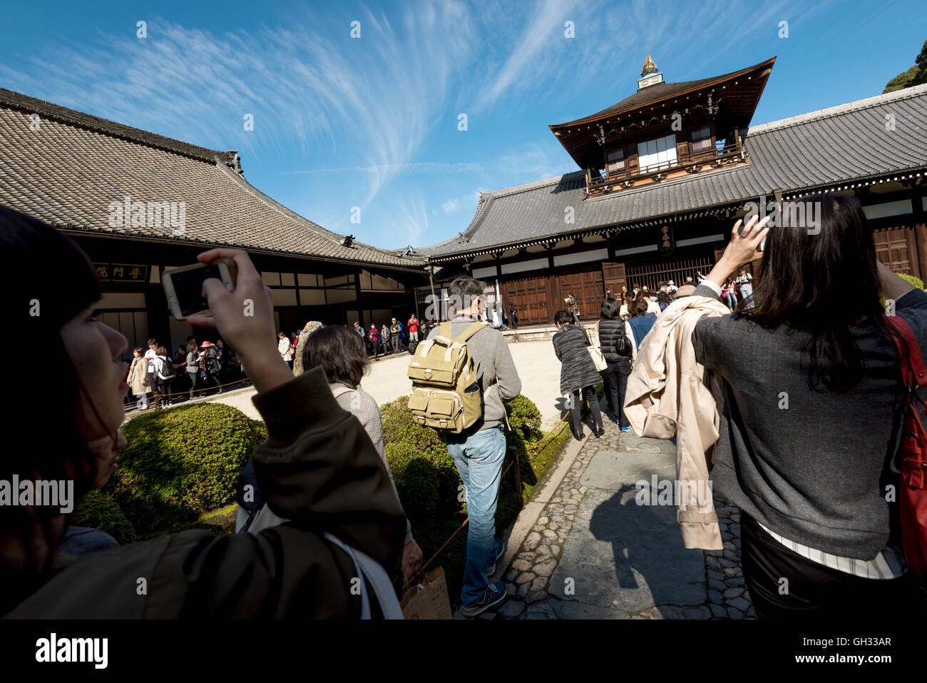 Kyoto, Japon - 16 novembre 2016 : les visiteurs de prendre des photos à la Temple Tofuku-ji à Kyoto, au Japon. Banque D'Images