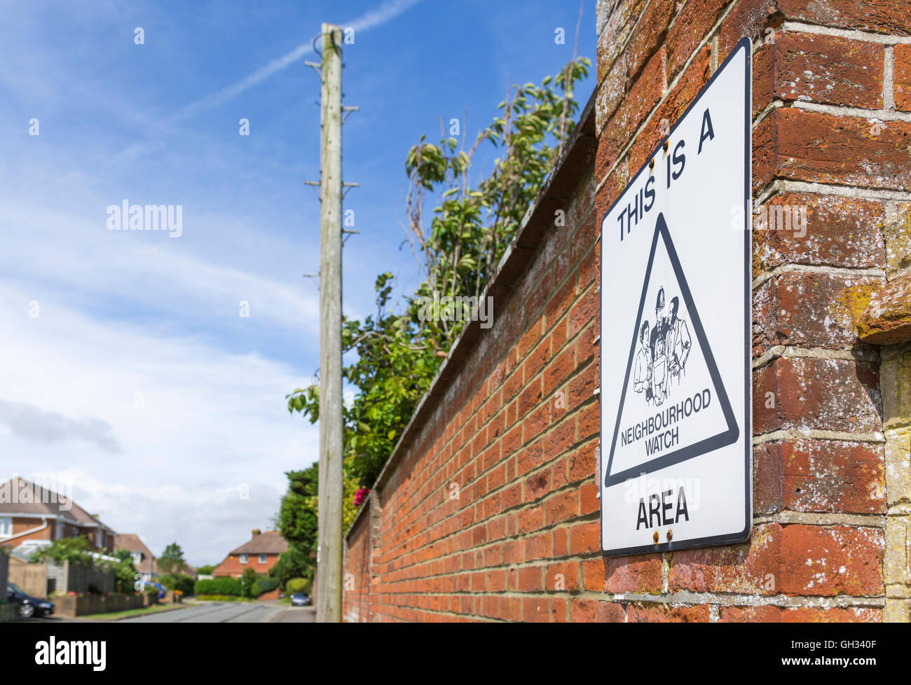 La surveillance de quartier signe sur une petite route au Royaume-Uni. Banque D'Images