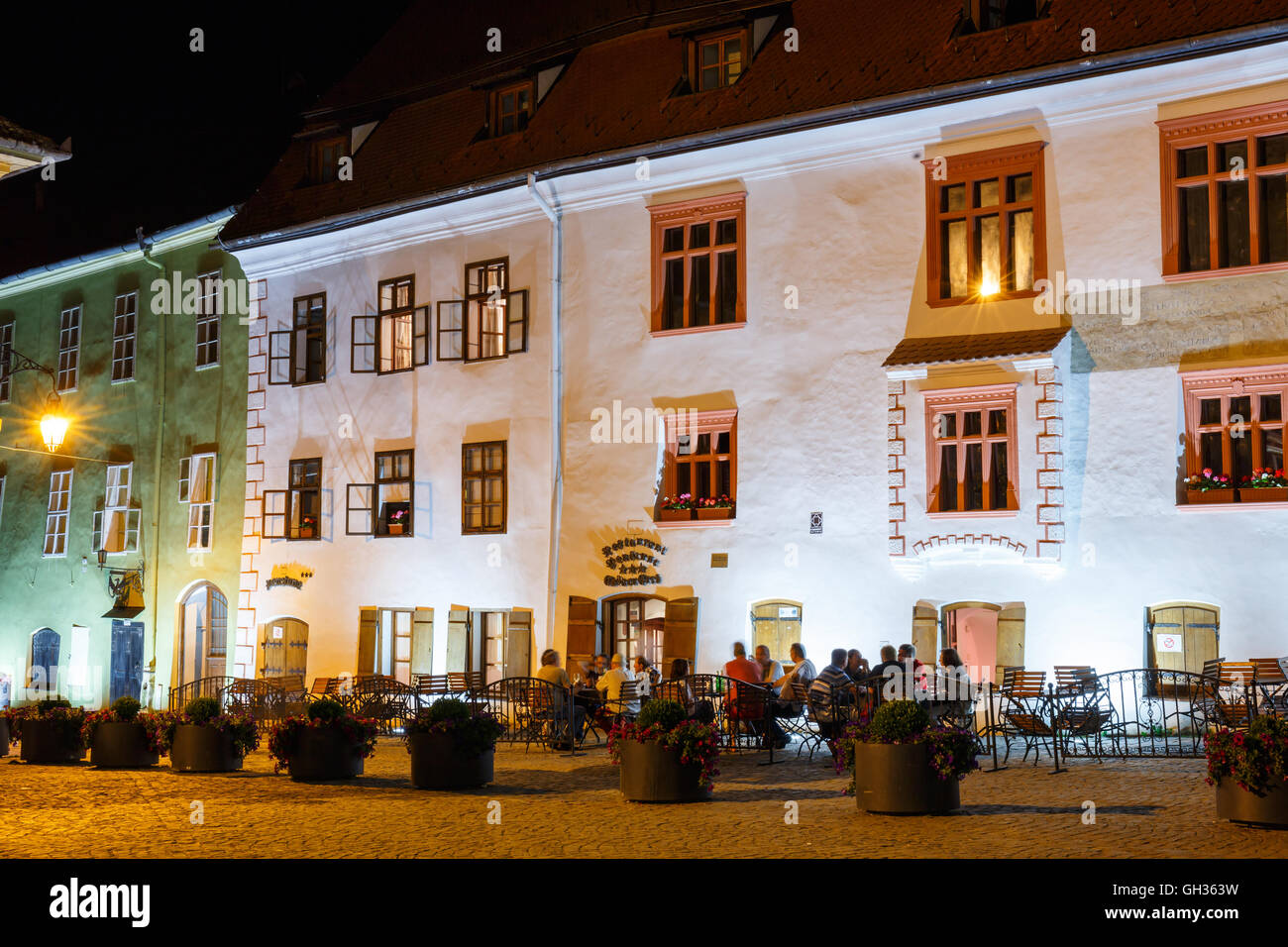 SIGHISOARA, Roumanie - 07 juillet : Vue de nuit sur la ville historique de Sighisoara sur Juillet 07, 2015. Ville dans laquelle est né Vlad Tepes, Dracu Banque D'Images