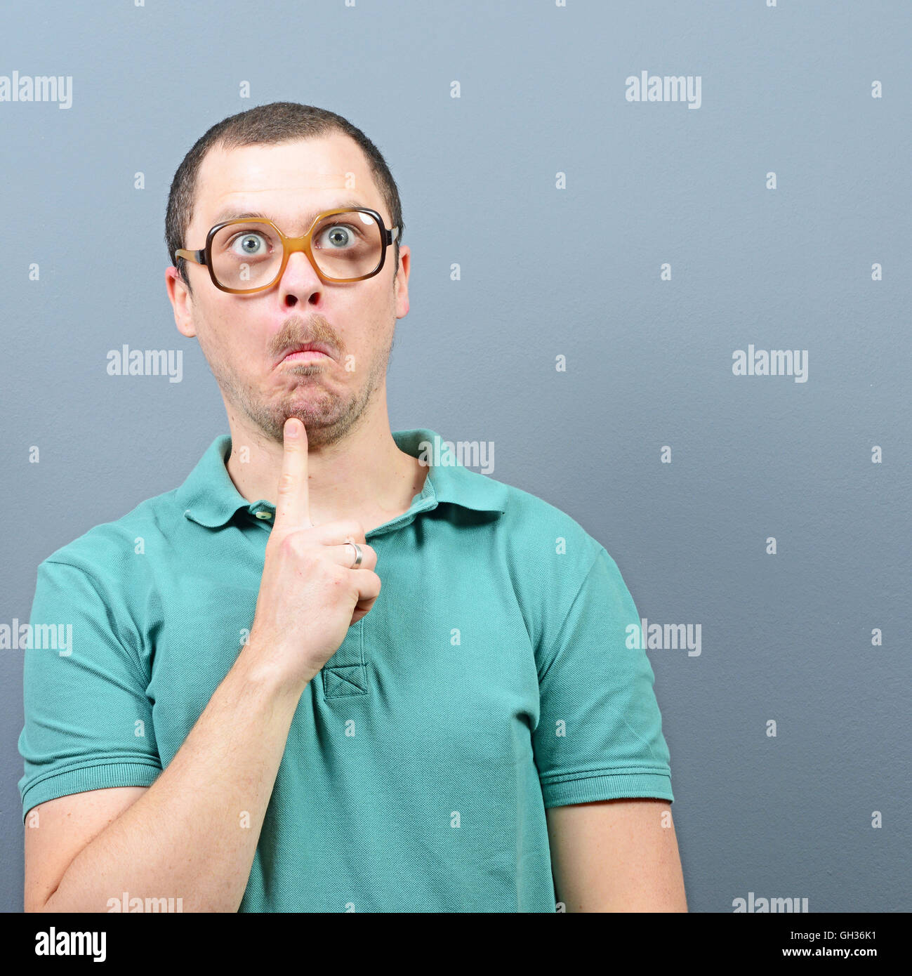 Aucune idée de l'homme pose une question Photo Stock - Alamy