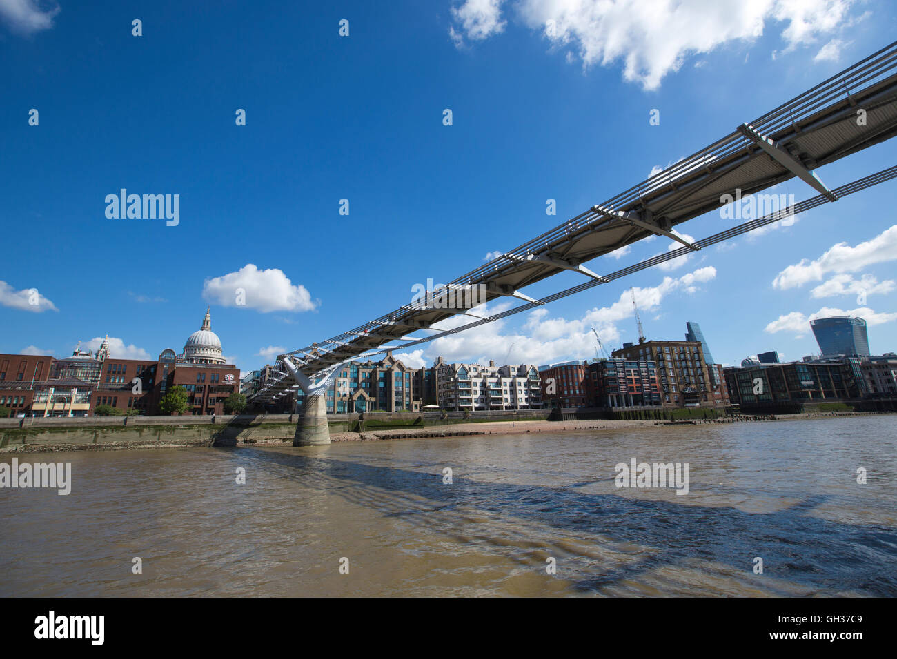Millennium Bridge, traversant la rivière Thames vers la Cathédrale St Paul, le centre de Londres, Angleterre, RU Banque D'Images