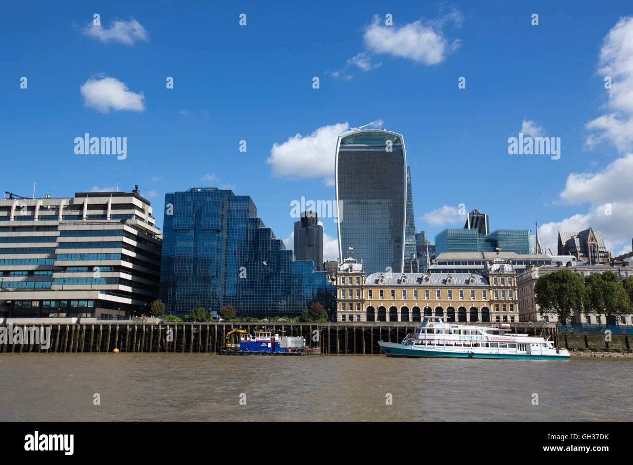 20 Fenchurch Street, gratte-ciel commerciaux dans City of London, également connu sous le nom de 'talkie walkie', vu à partir de la Tamise, Londres, UK Banque D'Images