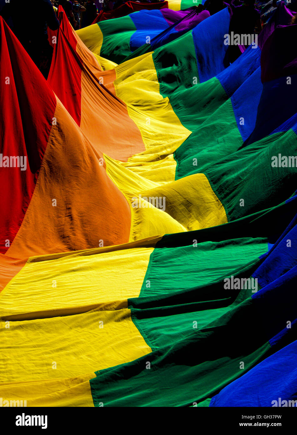 Grand drapeau Gay Pride, 30 mètres de long, rouge, orange, jaune, vert, bleu, violet Brighton Gay Pride Parade 2016 Banque D'Images