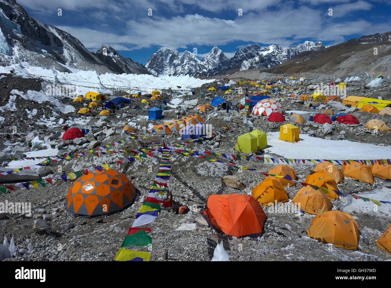 À l'échelle du glacier de Khumbu du Camp de base de l'Everest, Sagarmatha  National Park, district de Solukhumbu, Népal, Asie Photo Stock - Alamy
