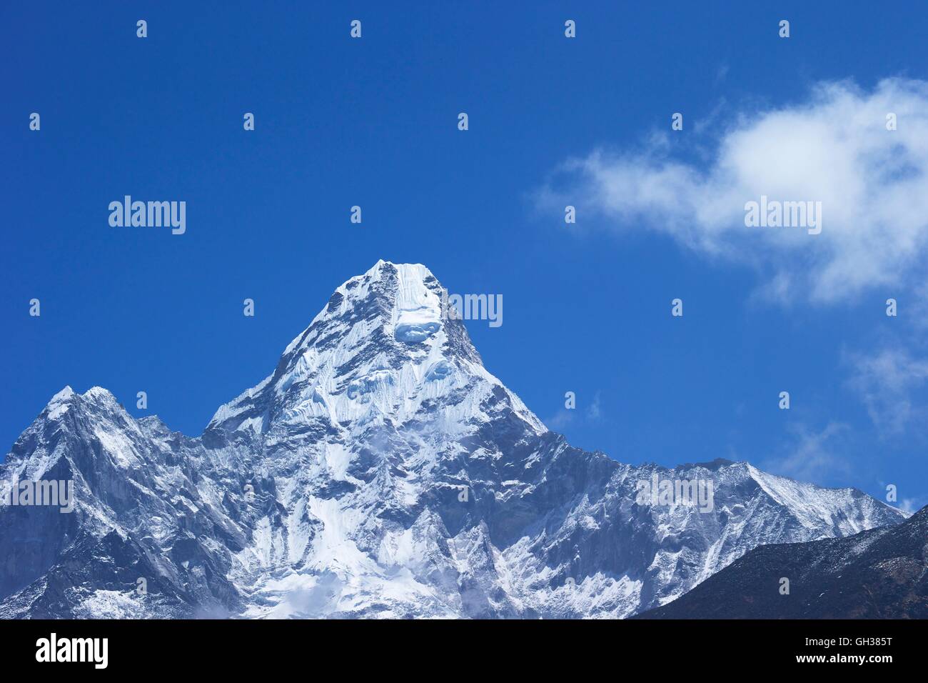 L'Ama Dablam de sentier près de Tengboche, parc national de Sagarmatha, district de Solukhumbu, Népal, Asie Banque D'Images