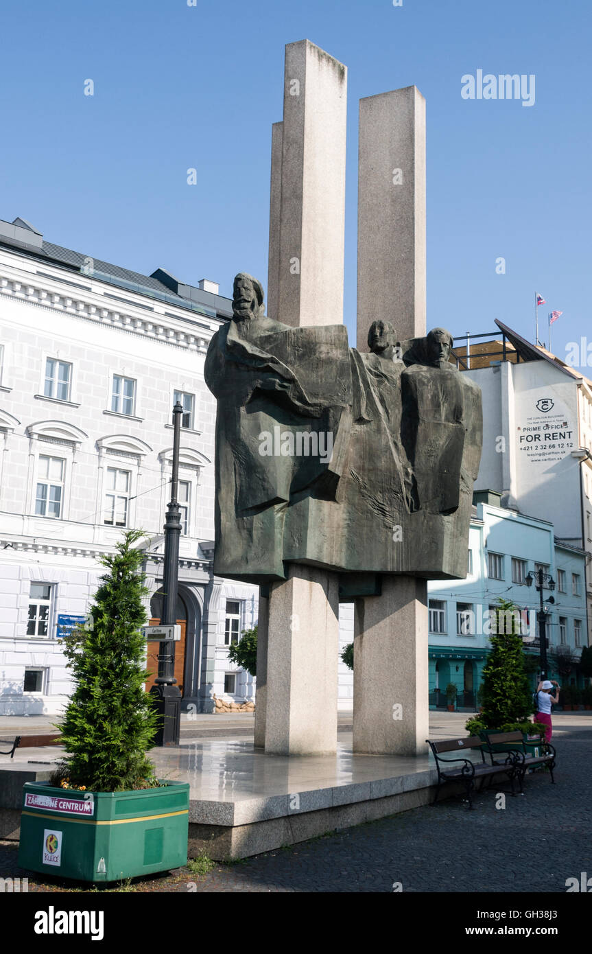 Une statue de Ľudovít Štúr à Ľudovít Štú nam (place Ľudovít Štú) à Bratislava, Slovaquie. Ľudovít Velislav Štúr était un politicien révolutionnaire slovaque Banque D'Images