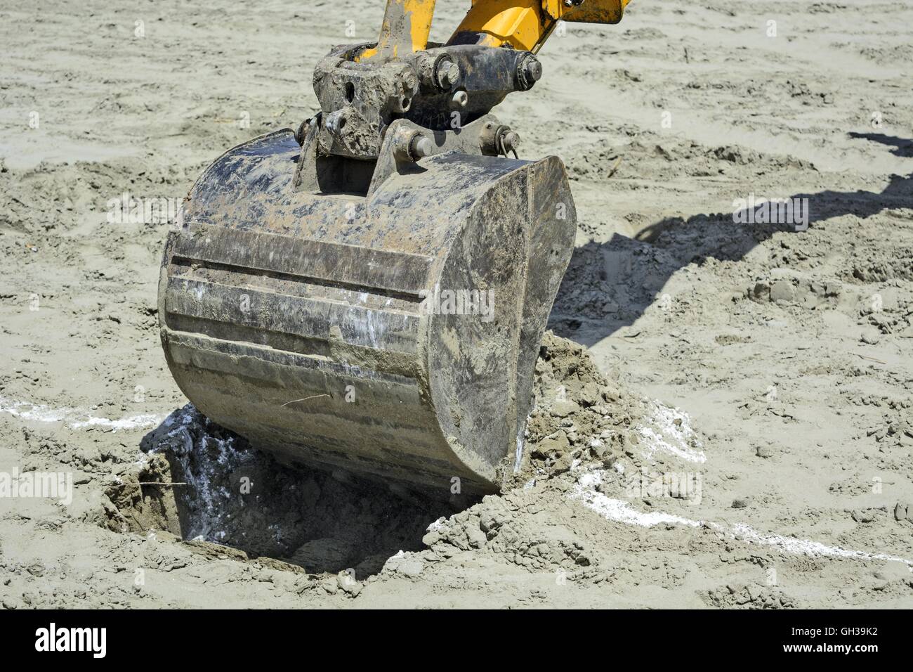 Dans une situation d'excavatrice creuse des trous dans le sol sableux. Banque D'Images