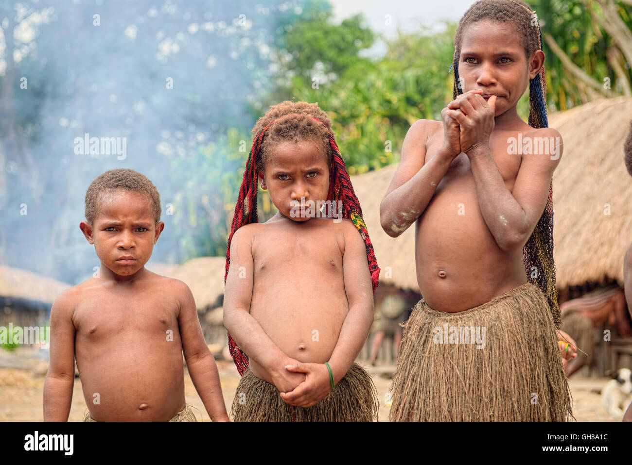 Les enfants du village au chef de Yali Banque D'Images