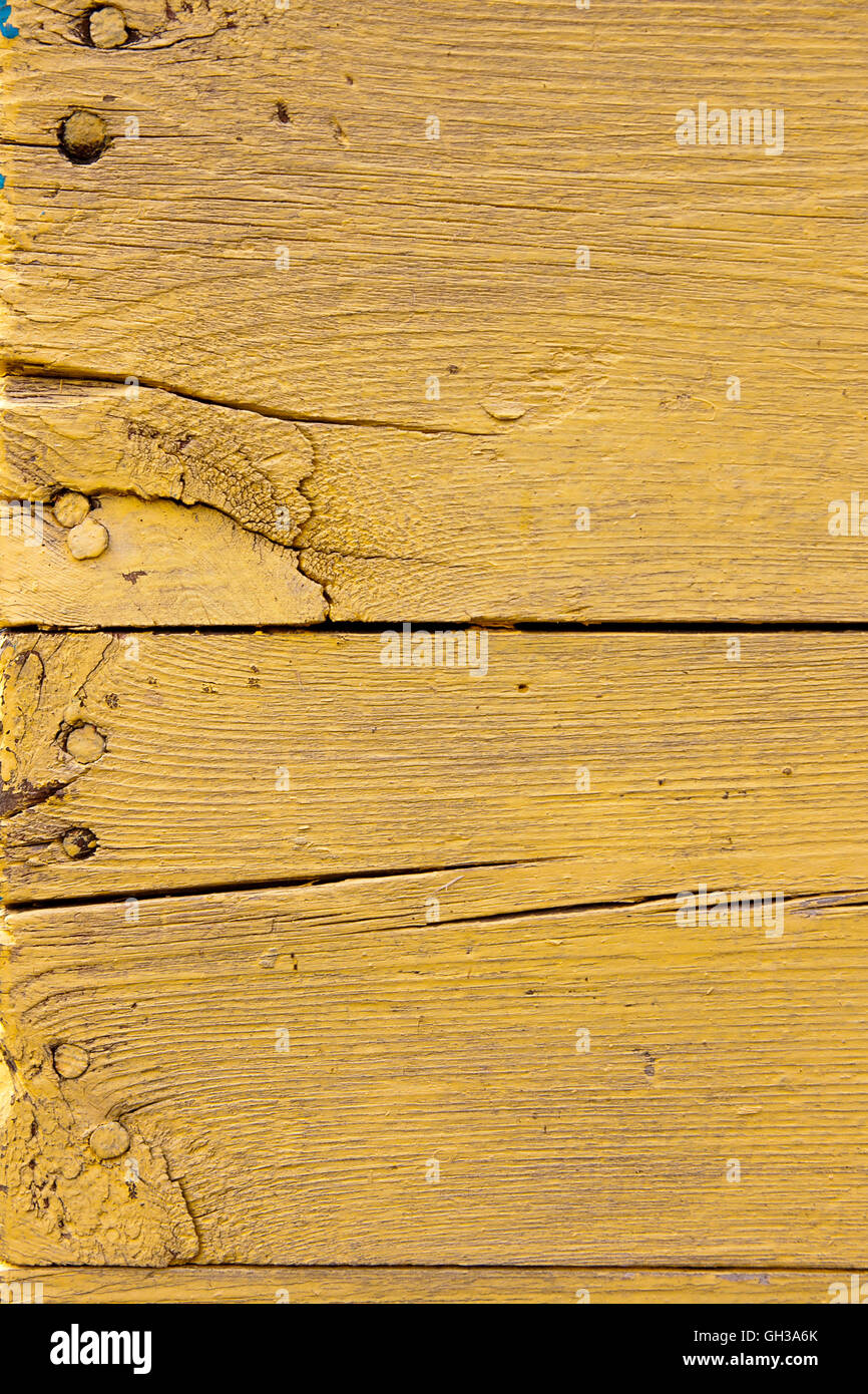 Texture bois avec peinture la couleur est arrachée. Peinture jaune écaillée - texture de fond en bois. Banque D'Images