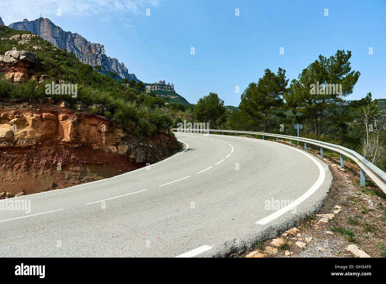 Route sinueuse menant à l'abbaye bénédictine de Santa Maria de Montserrat, en Catalogne. Espagne Banque D'Images