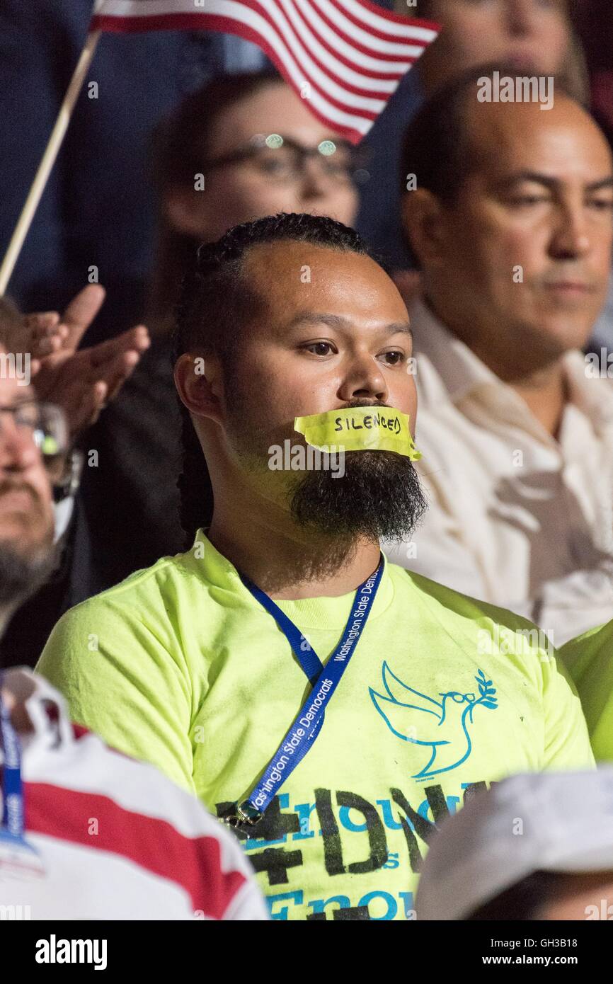 Bernie Sanders partisans protester en portant des gags sur leur bouche lors de discours sur le dernier jour de la Convention Nationale Démocratique à la Wells Fargo Center le 28 juillet 2016 à Philadelphie, Pennsylvanie. Banque D'Images Bernie Sanders partisans protester en portant des gags sur leur bouche lors de discours sur le dernier jour de la Convention Nationale Démocratique à la Wells Fargo Center le 28 juillet 2016 à Philadelphie, Pennsylvanie. Banque D'Images