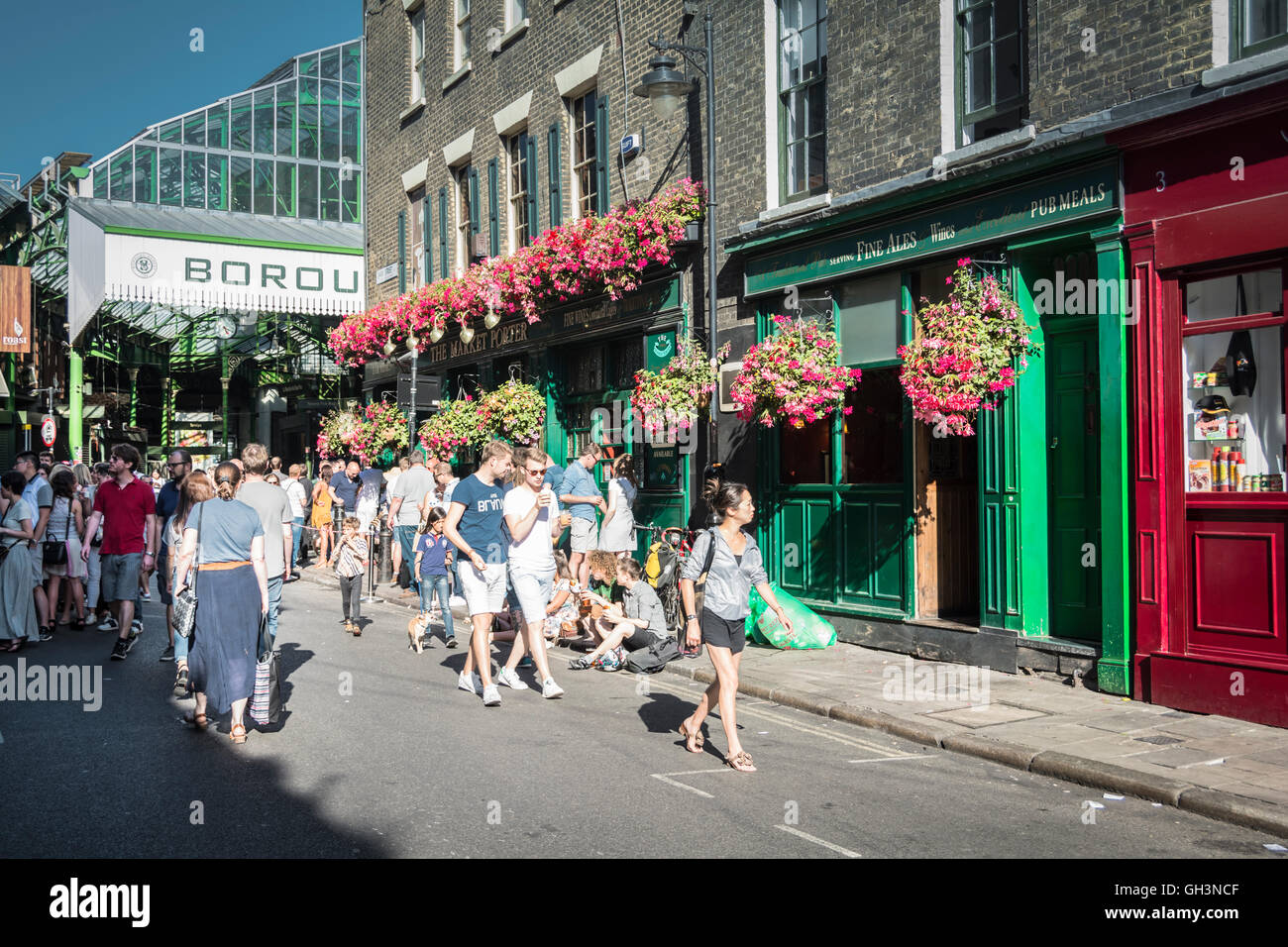 Les gens à l'extérieur du pub Market porter lors d'une chaude journée d'été à Borough Market, Southwark, Londres, Royaume-Uni Banque D'Images