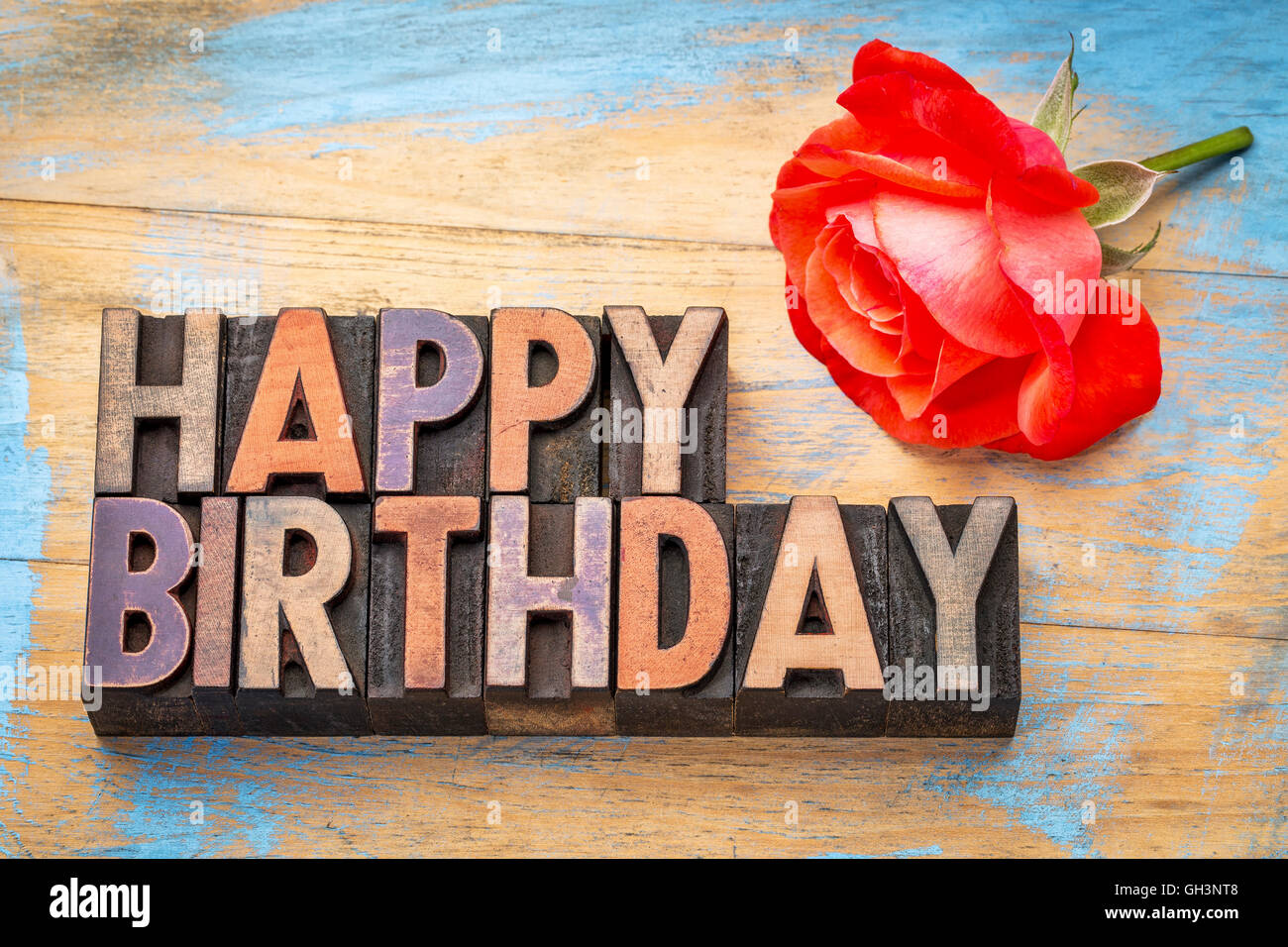 Joyeux Anniversaire Carte De Souhaits Texte En Typographie Vintage Type Bois Souille Par Les Encres Couleur Avec Une Rose Rouge Photo Stock Alamy