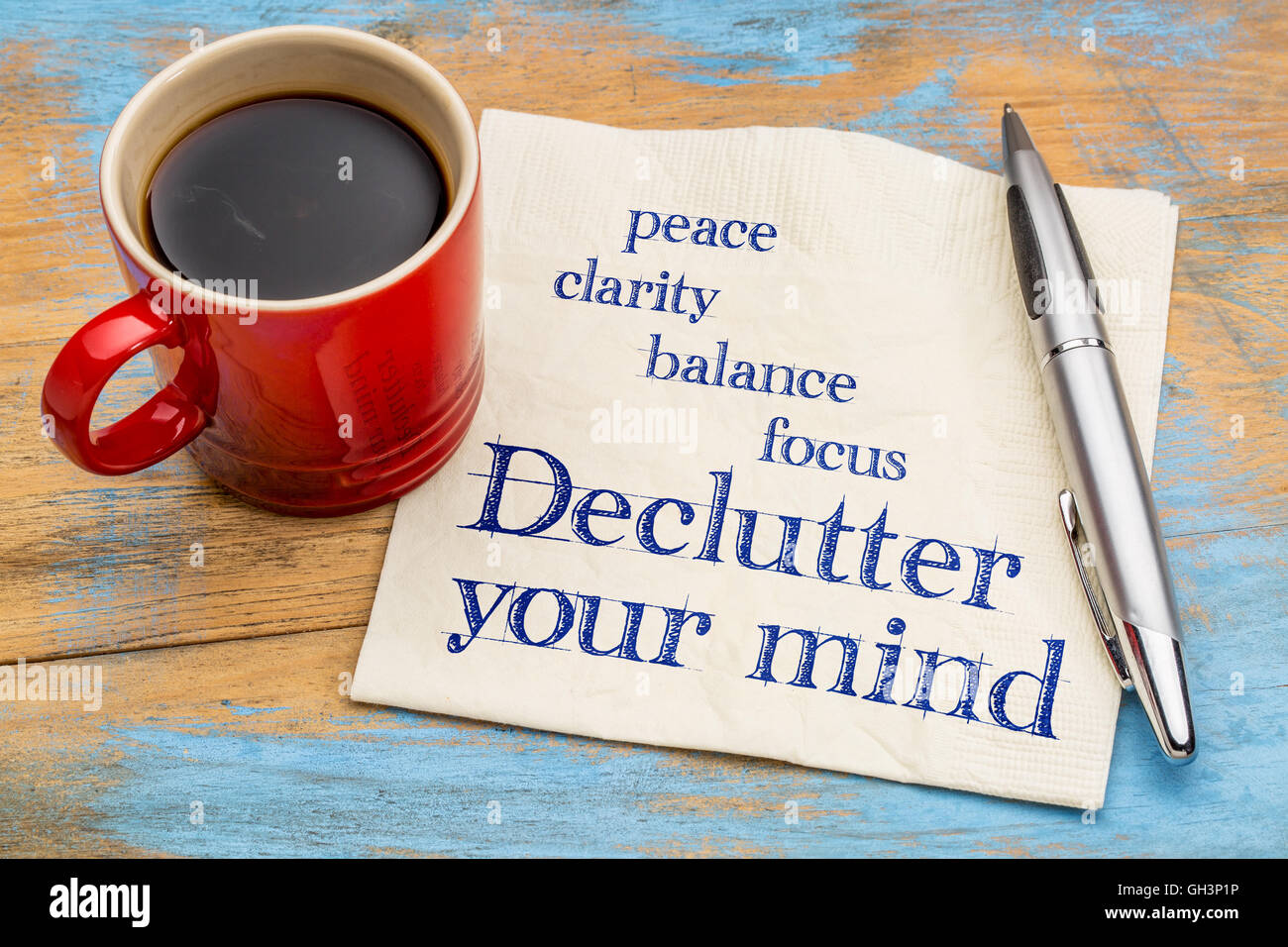 Declutter votre esprit pour la clarté, la paix, l'orientation et l'équilibre - écriture sur une serviette avec une tasse de café expresso Banque D'Images