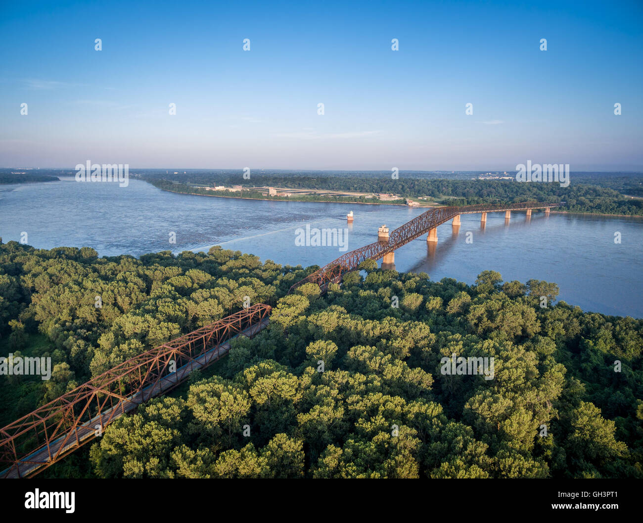 L'ancienne chaîne de roches Bridge over Mississippi River près de St Louis - vue aérienne de la côte de l'Illinois Banque D'Images