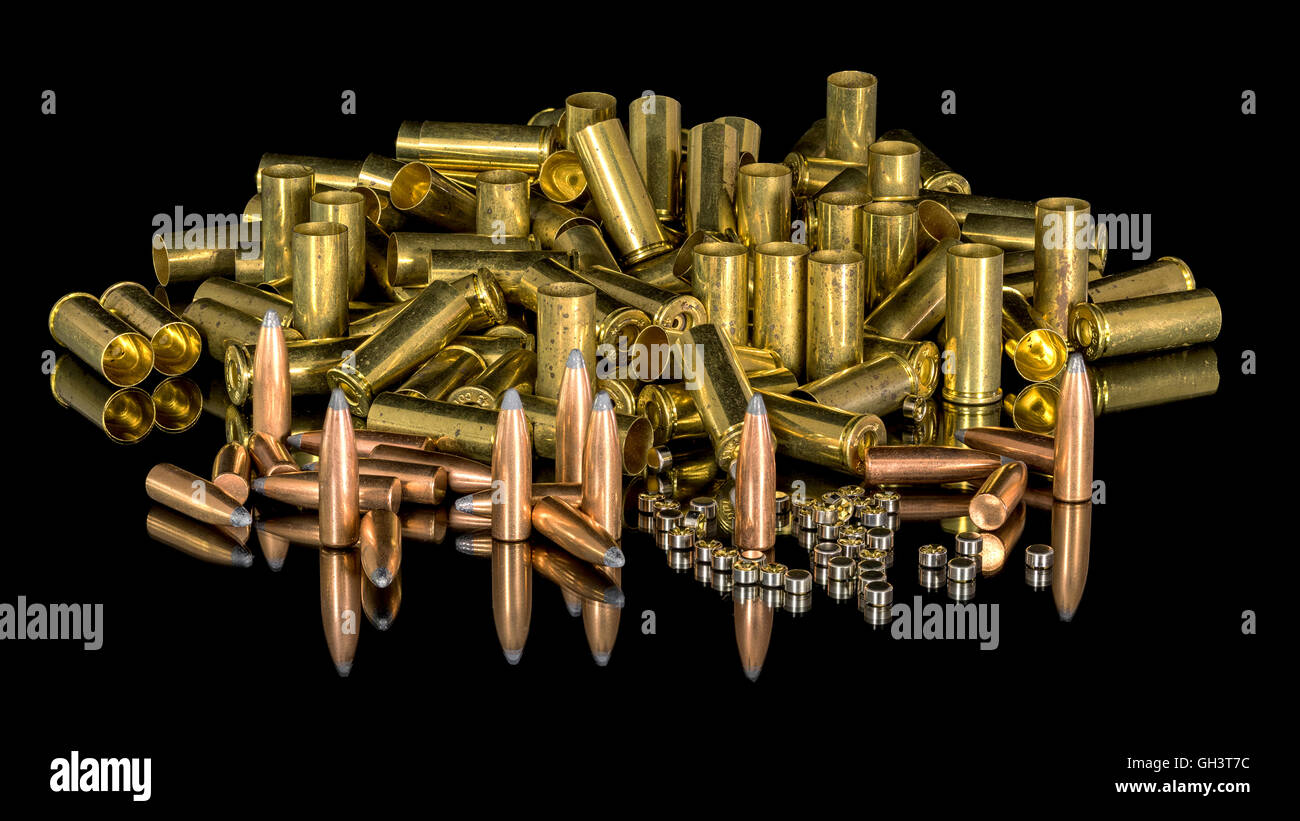 Toutes les fixations nécessaires pour prendre des munitions de fusil Banque D'Images