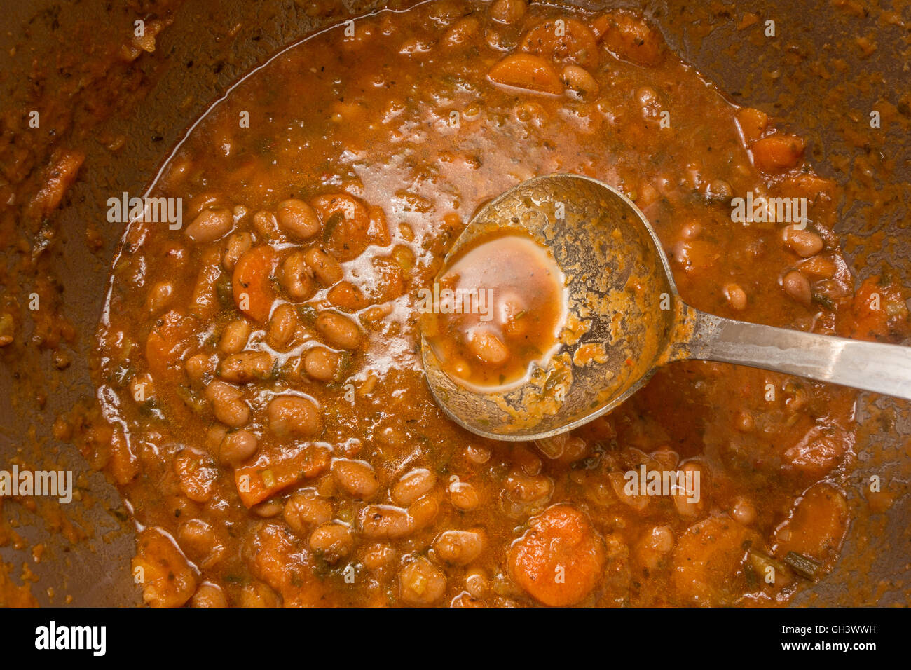 Soupe de haricots dans le pot avec une louche Banque D'Images