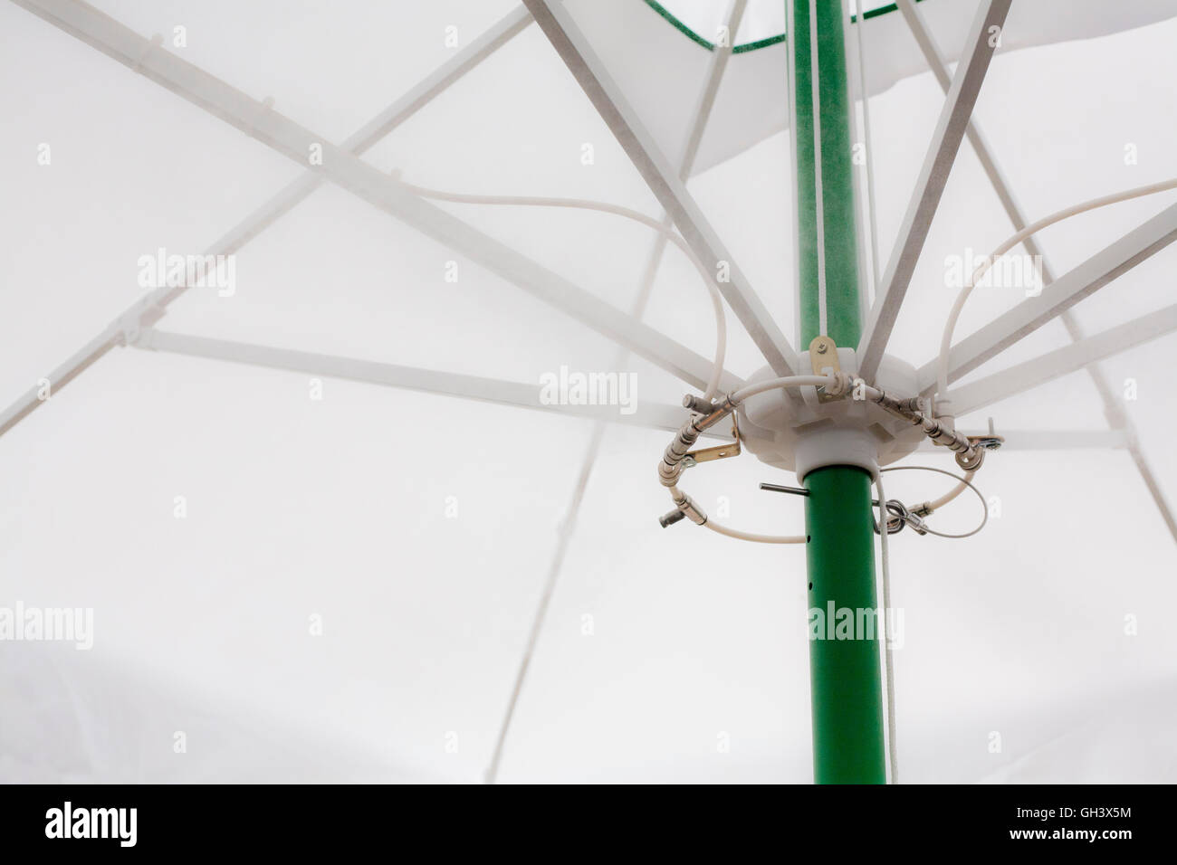 L'eau vaporisée éclaboussures sprinkleurs parapluie terrasse au bar afin de refroidir la température de l'été en Espagne Banque D'Images