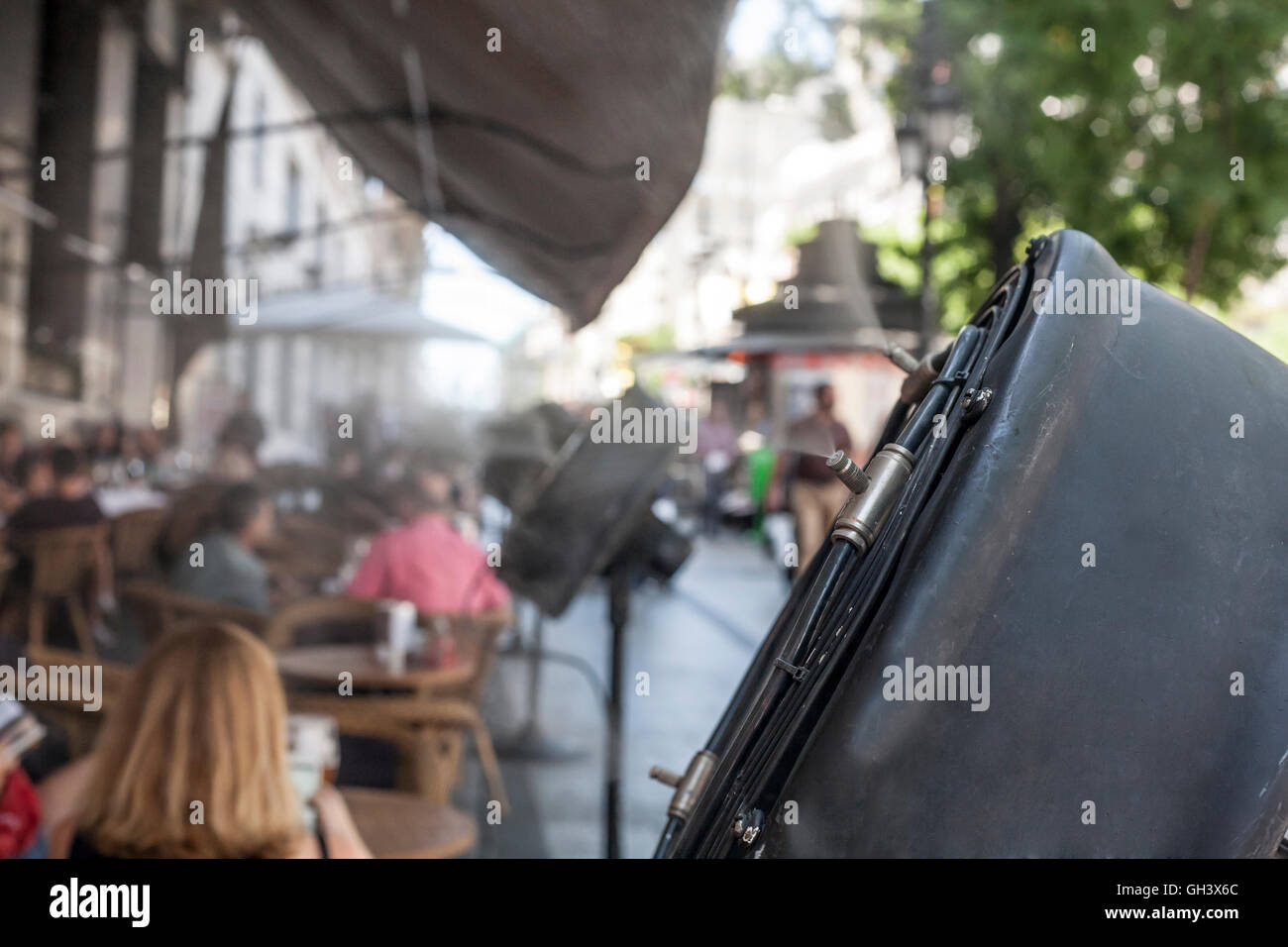 L'eau vaporisée éclaboussures sprinkleurs ventilateur terrasse au bar afin de refroidir la température de l'été en Espagne Banque D'Images