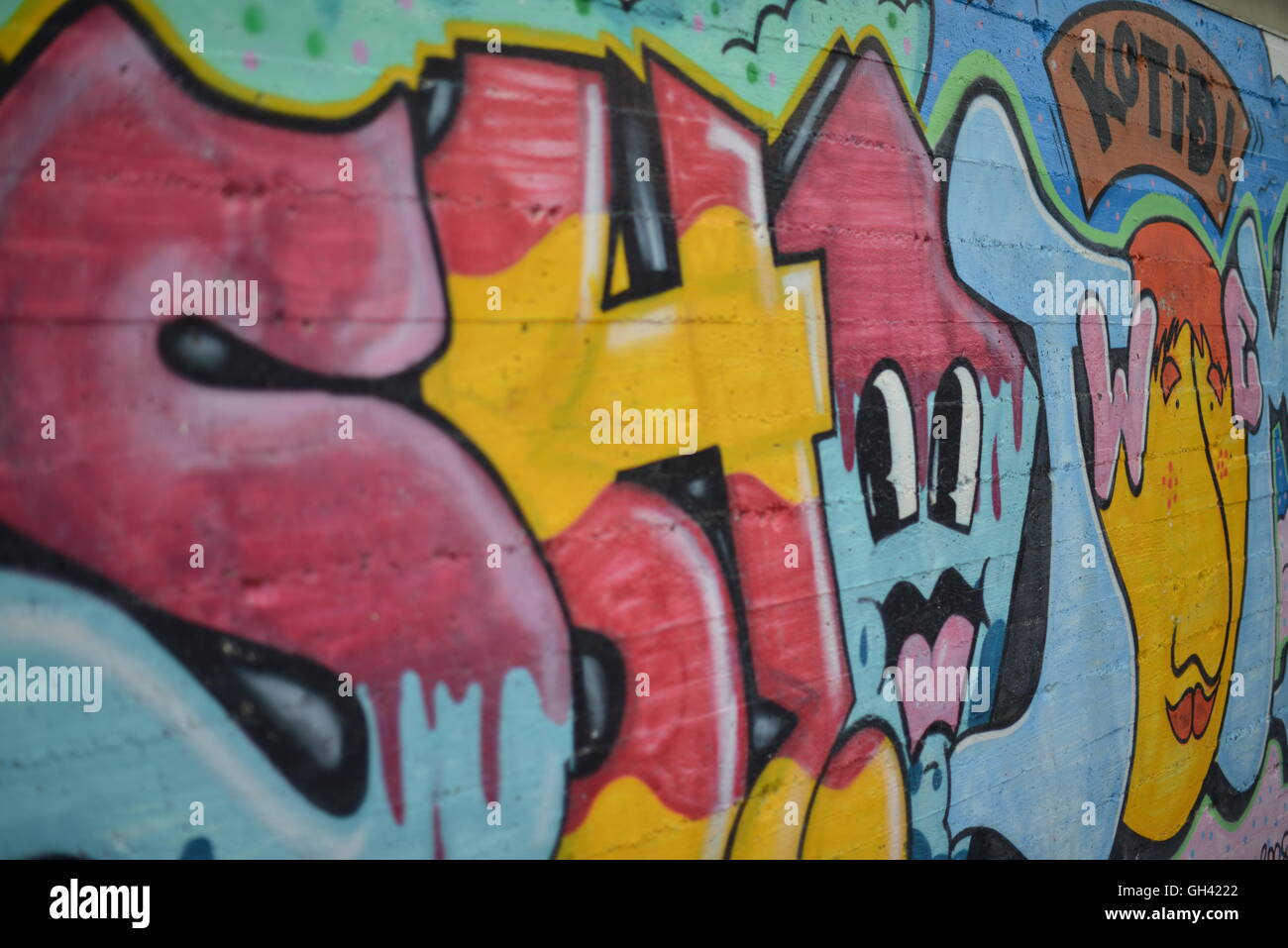 Graffiti sur le mur coloré Banque D'Images