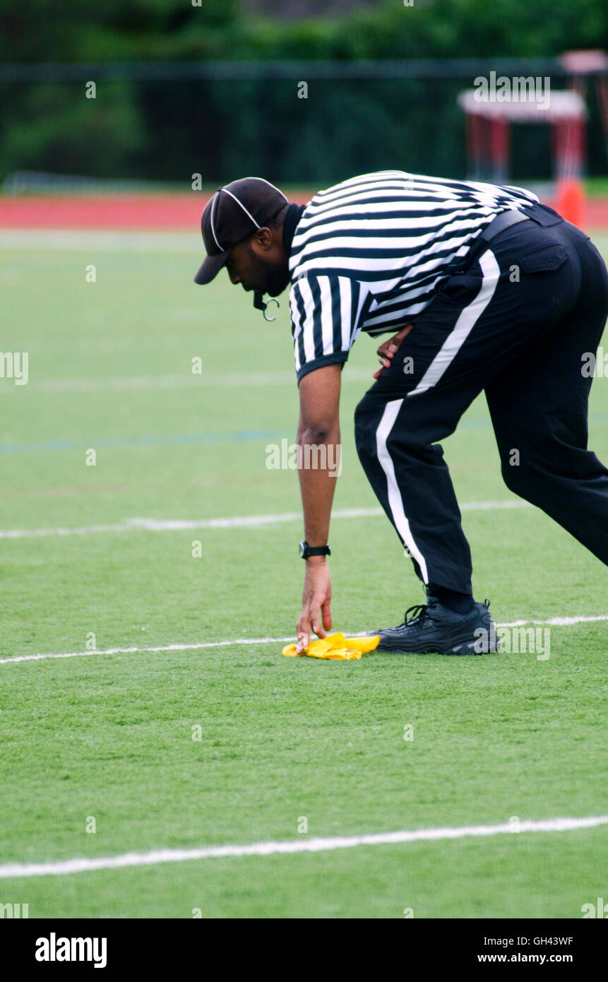 Ramasser des officiels de mort drapeau sur high school football Banque D'Images