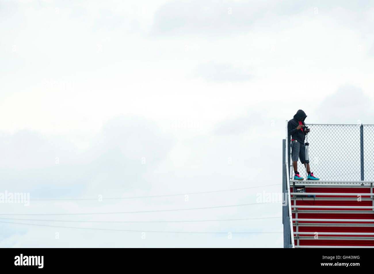 Homme seul debout dans les bleechers Banque D'Images