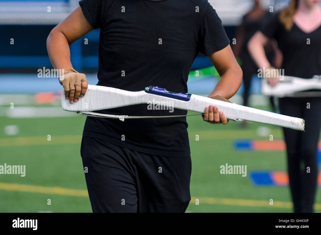 Marching Band membre avec color guard rifle Banque D'Images