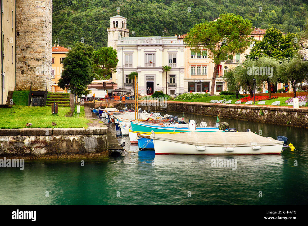 Bateaux dans un port canal, Riva del Garda, Lac de Garde, Tentino Alto-, Italie Banque D'Images