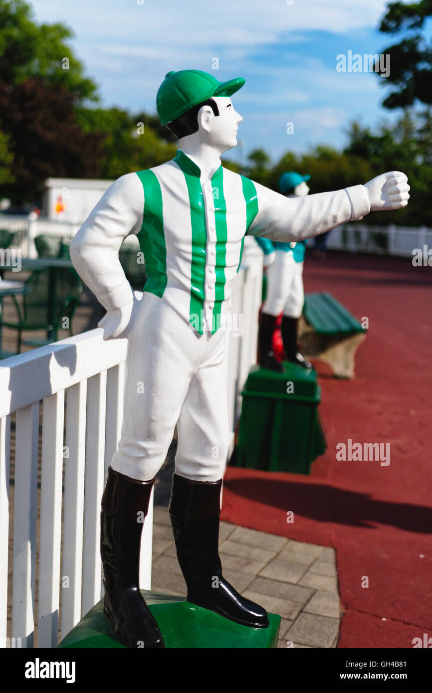 Close Up Vue de profil d'un jockey Sculpture, Monmouth Park Racetrack, Oceanport, New Jersey Banque D'Images