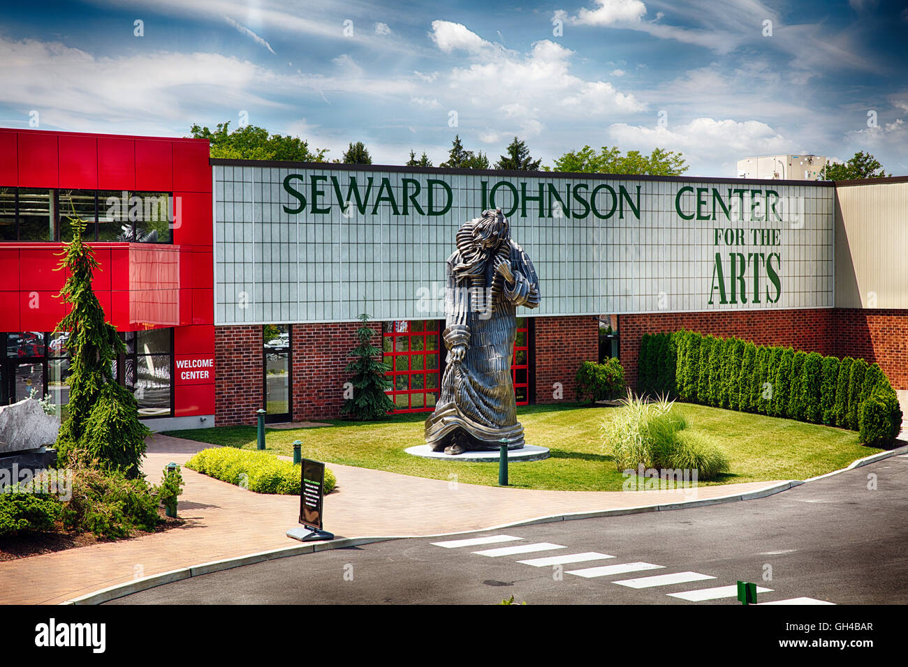 Portrait d'une entrée du bâtiment avec une sculpture géante, de motifs de sculpture, Hamilton, New Jersey, USA Banque D'Images