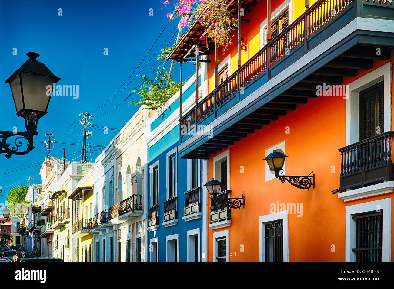 Low Angle View Of Colorful Street avec ses maisons coloniales espagnoles, San Juan, Puerto Rico Banque D'Images
