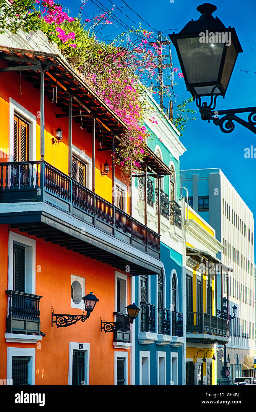 Low Angle View Of Colorful maisons coloniales espagnoles, San Juan, Puerto Rico Banque D'Images