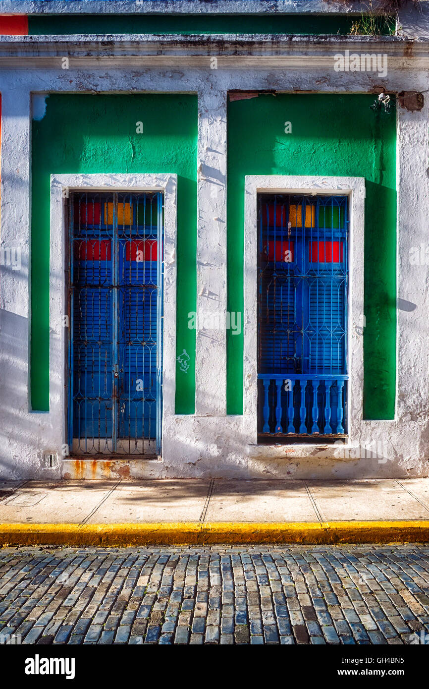 Portes colorées des maisons de style colonial espagnol, Old San Juan, Puerto Rico Banque D'Images