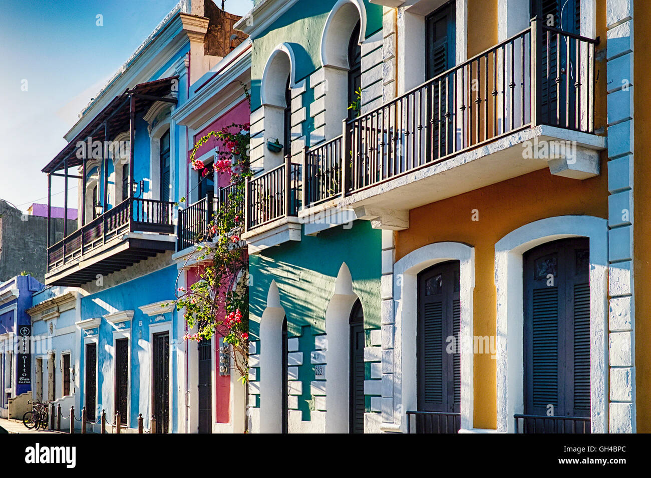Low Angle View of colonial espagnol colorés traditionnels et maisons de style mauresque, Old San Juan, Puerto Rico Banque D'Images