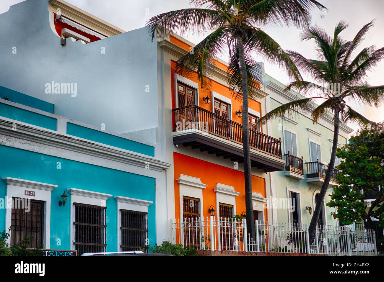 Low Angle View of Colorful maisons coloniales espagnoles, Old San Juan, Puerto Rico Banque D'Images