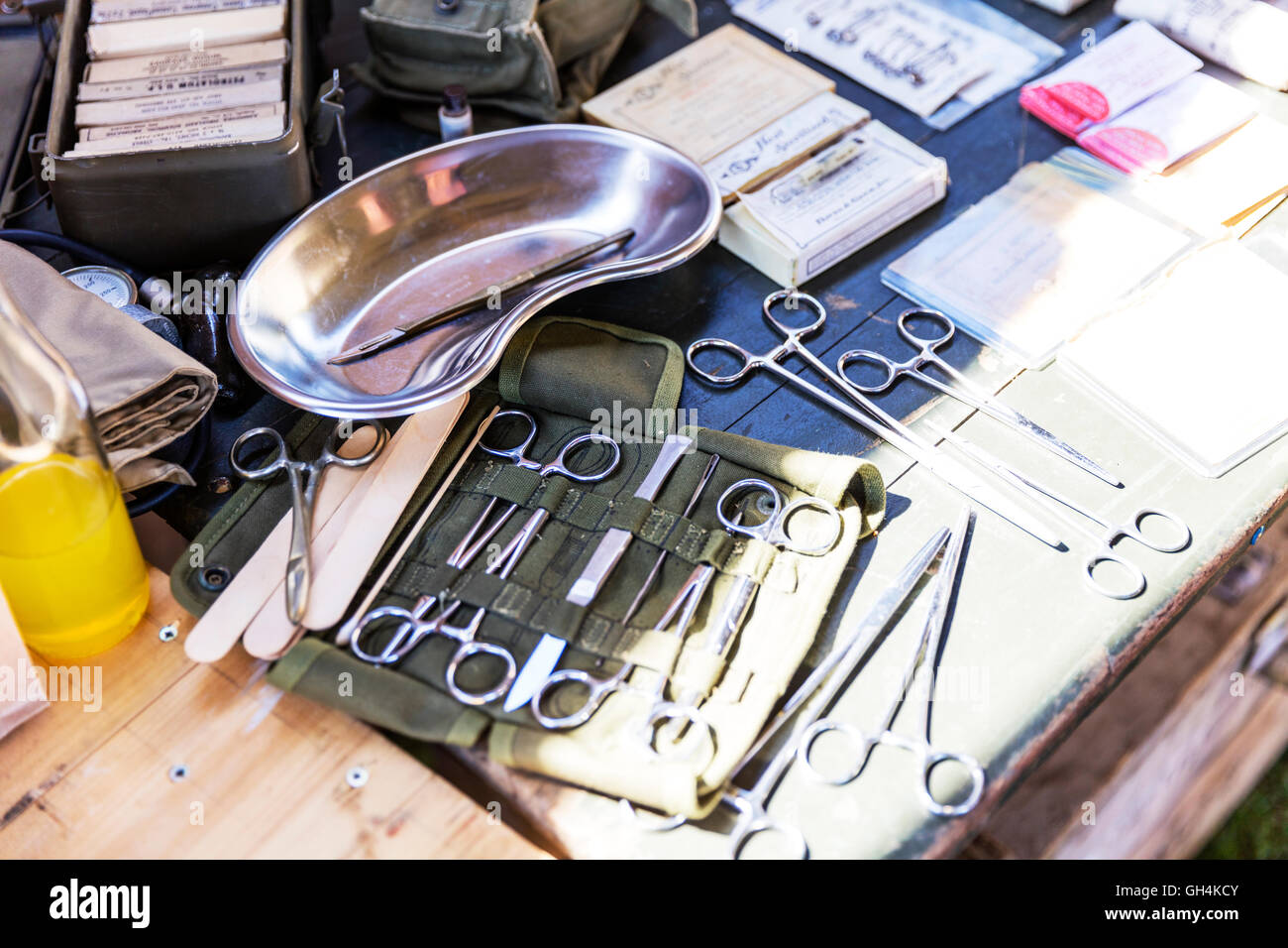 Équipements chirurgicaux Swann-morton pinces hôpital de campagne de l'aiguille le fonctionnement de base de l'armée d'outils Outil UK Angleterre GO Banque D'Images