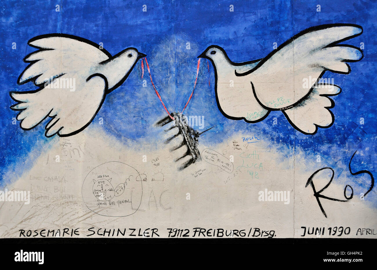 Géographie / voyage, Allemagne, colombe de la paix avec l'entrée de la garnison un reste du mur de Berlin, la peinture de Rosemary Schinzler, East Side Gallery, la masse du public, Berlin-Friedrichshain, Freedom-Of-Panorama Banque D'Images