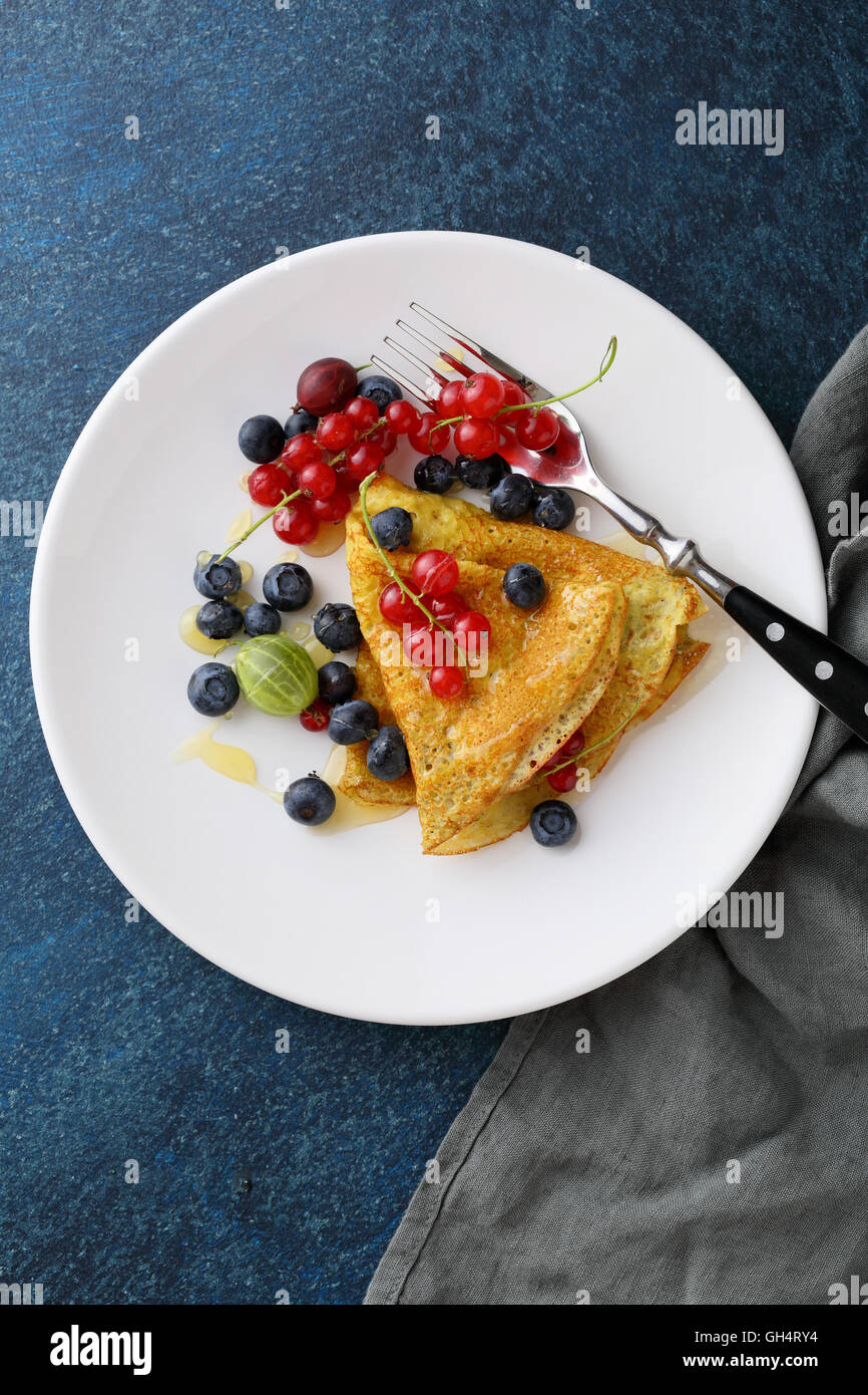 Crêpes aux fruits rouges d'été . Vue supérieure de l'alimentation Banque D'Images