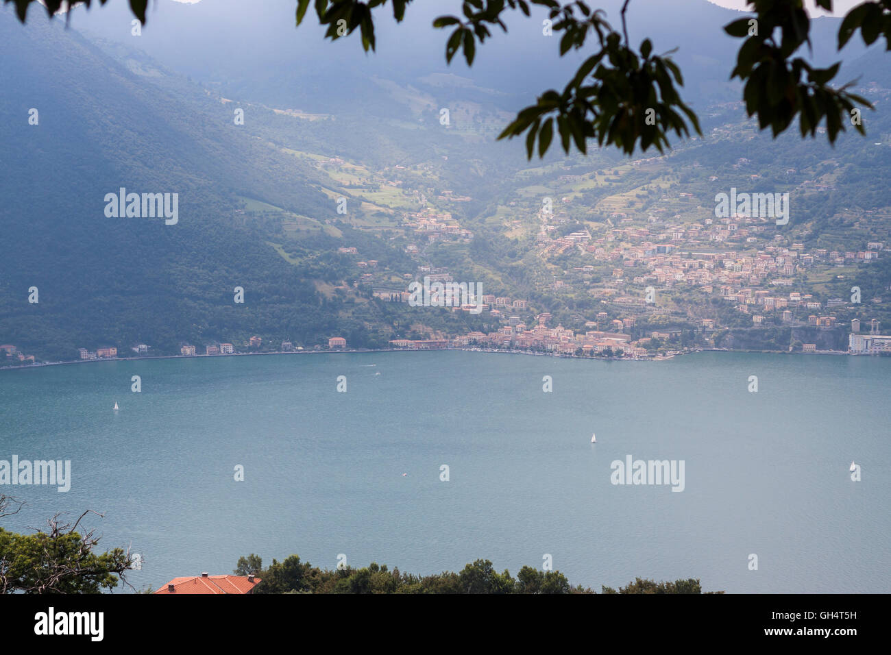 Vista della Città di Bianica da monte isola. , Iseo Lombardia. Italia Banque D'Images