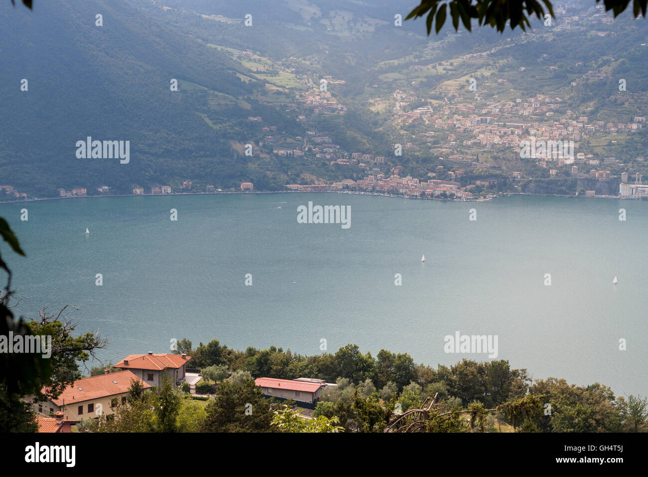 Vista della Città di Bianica da monte isola. , Iseo Lombardia. Italia Banque D'Images