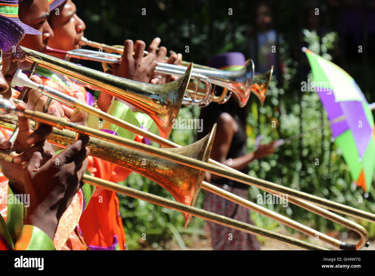 Les hommes d'Afrique du Sud dans des tenues de couleur à jouer du trombone et de la trompette à la parade des vins de Stellenbosch 2016 Banque D'Images